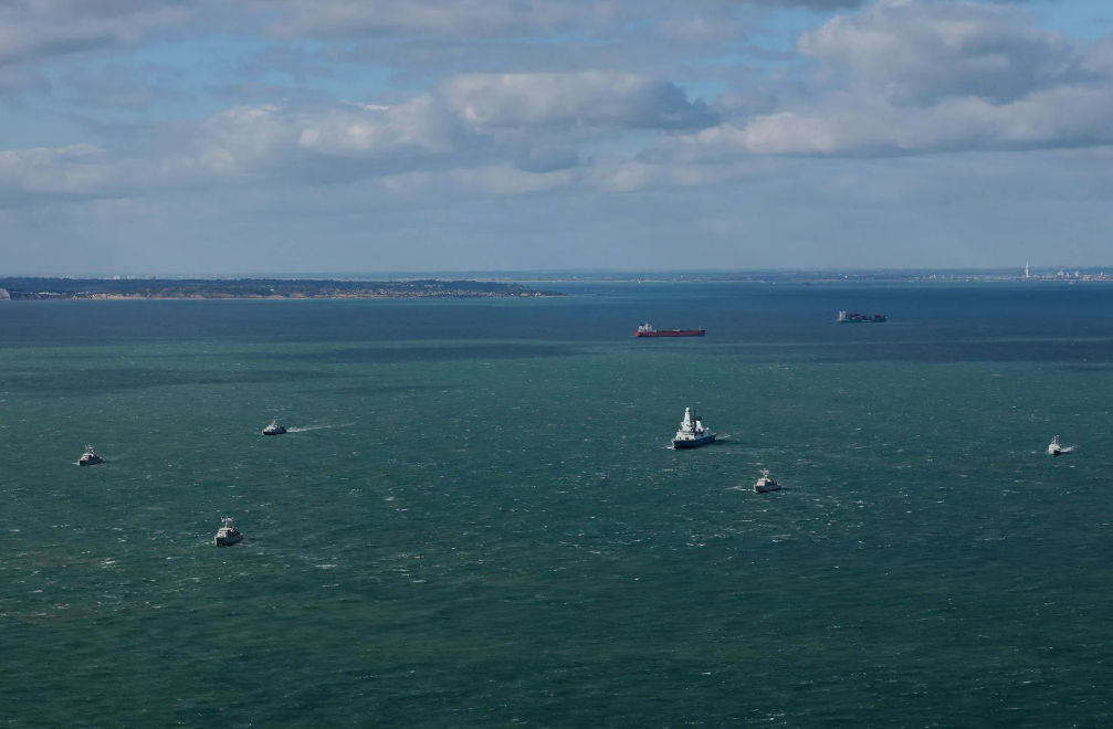 Ukrainian minehunter quintet trains with Royal Navy destroyer